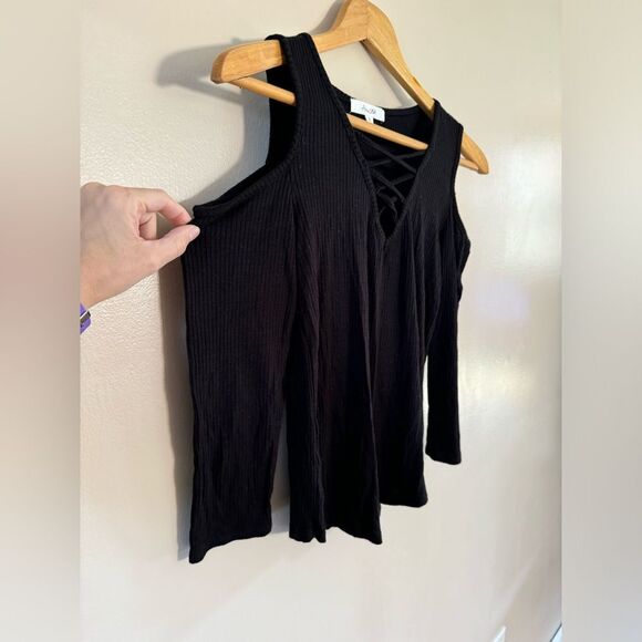 SALE! Black Active USA Cold Shoulder Ribbed Top Size S EUC - Picture 3 of 5